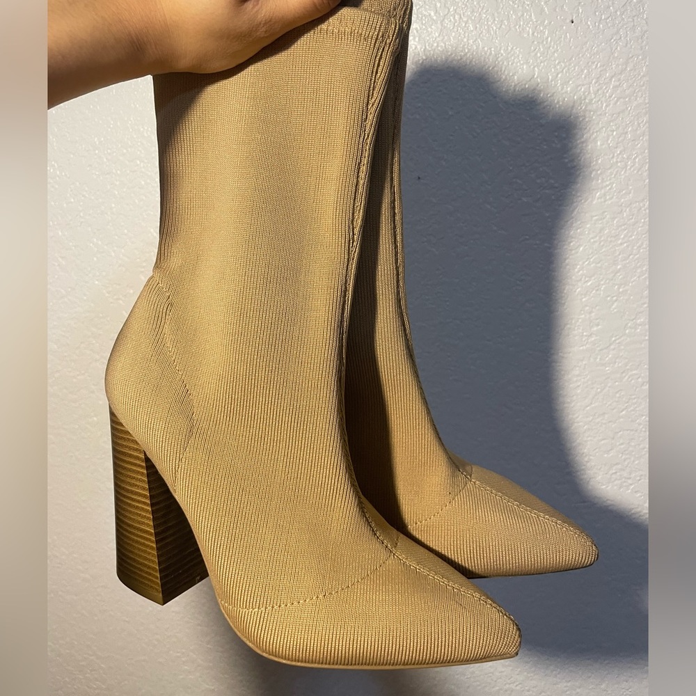 Tan heeled booties 💛